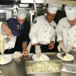 4 cuisiniers préparant une recette, crème