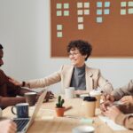 réunion de travail, formatrice et jeunes autour d'une table, marketing, post-it