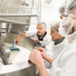ENIL jeunes avec professeur, cours, leçon, en tenue, charlotte, cuve, lait, fromage, caillé