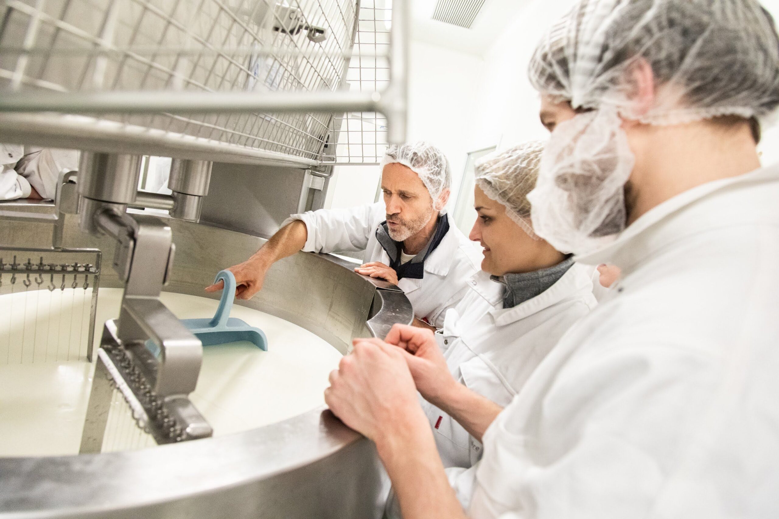ENIL jeunes avec professeur, cours, leçon, en tenue, charlotte, cuve, lait, fromage, caillé