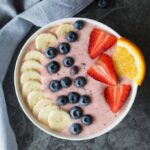 Bol smoothie banane fraise rose petit déjeuner