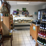 Magasin à la ferme, vente directe, boutique, vente, marchandises, fromages, vin