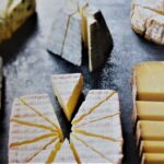 Dépliant le service des fromages en restauration, découpe parts, gros plan