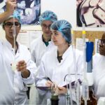 Elèves, professeur, laboratoire, échantillon, pipettes, test, lait
