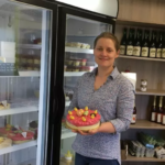 Eleveuse, femme présentant gateau glacé, magasin glace ferme, transformation